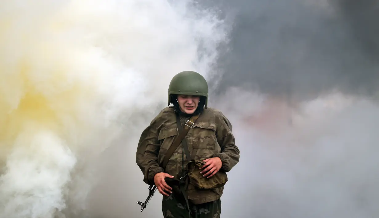 Tentara Kementerian Dalam Negeri Belarus ikut serta dalam ujian kualifikasi memperoleh 'Madder Beret' di desa Volovshchina, Minsk, Selasa (23/10). Madder Beret, simbol bergengsi atas pencapaian tertinggi dalam pelatihan tempur Belarus. (Sergei GAPON/AFP)