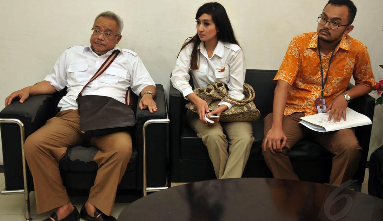 Caleg partai Gerindra, Helmalia Putri, mengadu ke Dewan Kehormatan Penyelenggara Pemilu (DKPP), Jakarta, Selasa (13/5/14). (Liputan6.com/Johan Tallo)