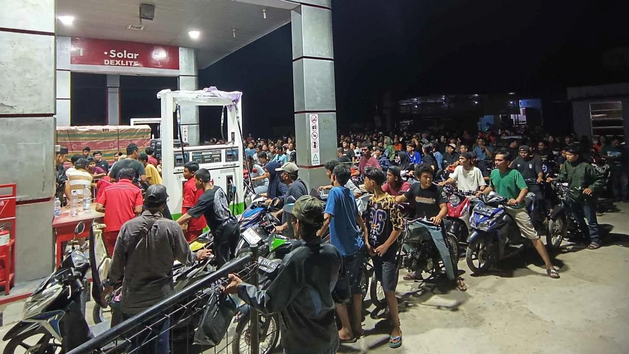 FOTO: Antrean Panjang BBM Warnai Pemulihan Pascabanjir di Sumut dan Aceh