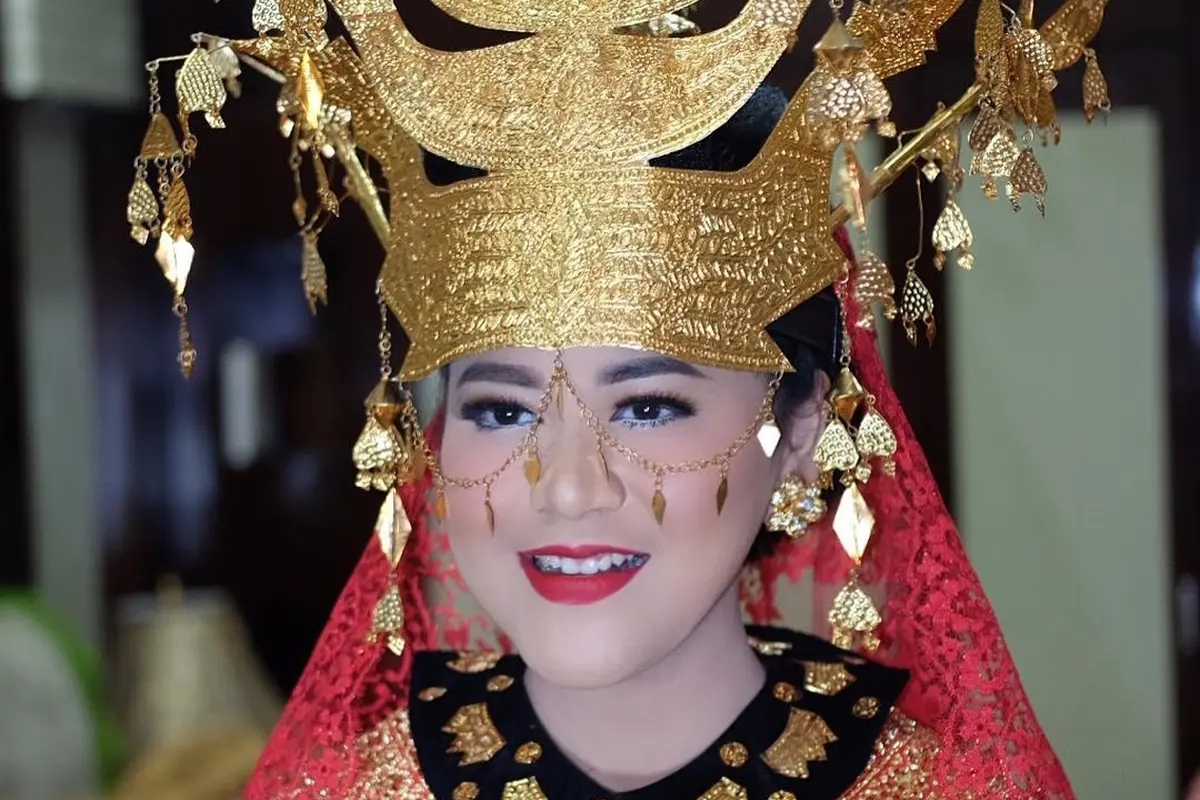 [Bintang] Pakai Bulang, Kahiyang Ayu Nggak Ribet dengan Kebaya Mandailing