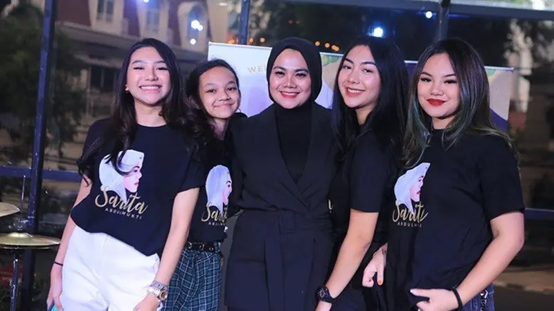 Jarang Tersorot, Ini 6 Potret Kompak Sarita Abdul Mukti dengan Keempat Putrinya