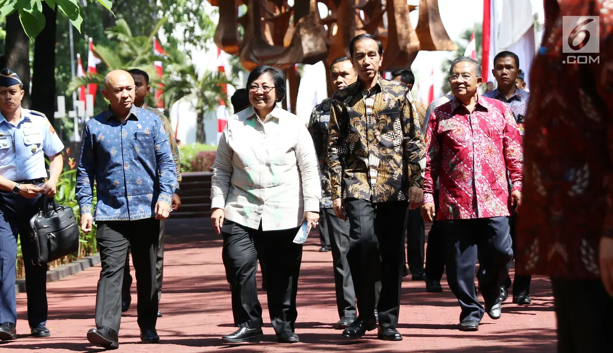 Presiden Joko Widodo di dampingi Menteri LHK, Siti Nurbaya dan Menkoperek Darmin Nasution bersiap menanam pohon pada peringatan hari lingkungan hidup 2017 di Kementerian Kehutanan, Jakarta, Selasa (2/8). (Liputan6.com/Angga Yuniar)