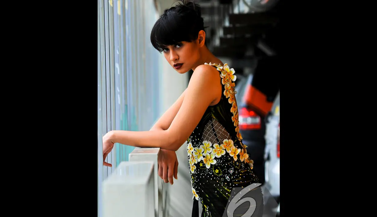 Vicky Monica terlihat begitu menikmati sesi pemotretan dirinya bersama Liputan6.com. Foto diambil pada Senin (1/12/2014). (Liputan6.com/Faisal R Syam)