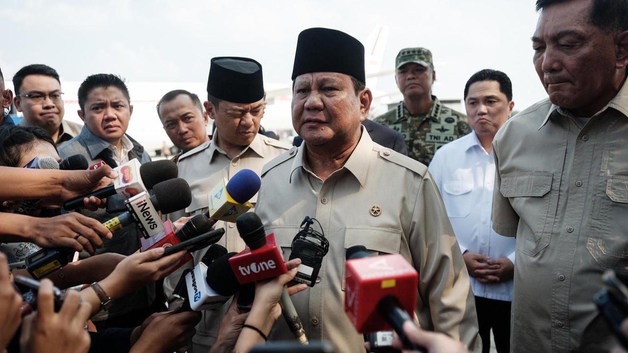 FOTO: Presiden Prabowo Tiba di Halim Usai Wakili Indonesia di KTT Perdamaian Mesir