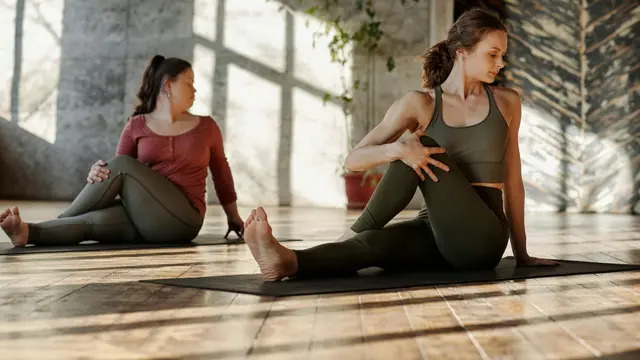 Cuma 15 Menit, Manfaat Gerakan Spinal Twist Flow Ini dapat Meredakan Sakit Punggung dan Ketegangan Otot