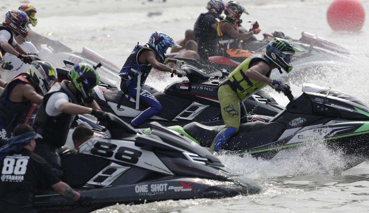 Sejumlah peserta memulai start pada nomor Pro F1 Open Jetracer Wolrd Championship di Jetski Academi Ancol, Jakarta, Jumat (29/3).  Jetracer Wolrd Championship akan berlangsung hingga Minggu (31/3). (Bola.com/Vitalis Yogi Trisna)