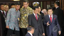 Presiden Joko Widodo dan Ketua DPR Setya Novanto bersama para delegasi negara-negara di Asia Afrika usai melakukan pembukaan di Gedung DPR RI, Jakarta, Kamis (23/4/2015). (Liputan6.com/Helmi Afandi)