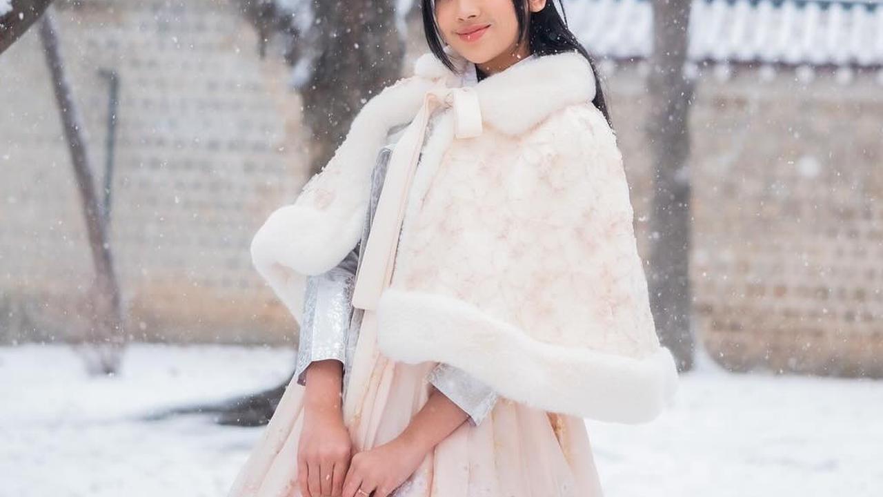 Ke Korea tanpa mencoba berbusana Hanbok tentu terasa kurang pas. Oleh karena itu, Lyodra menyempatkan diri mencoba berbusana Hanbok lengkap dengan <i>coat </i>musim dinginnya.