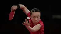 Atlet Jepang Mima Ito melakukan servis saat bertanding melawan Jeon Ji-hee dari Korea Selatan dalam pertandingan perempat final tunggal putri tenis meja di Olimpiade Musim Panas 2020 di Tokyo, Rabu (28/7/2021). (AP Photo/Kin Cheung)