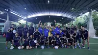 Official dan Pemain T-Team foto bersama di Lapangan Futsal Extreme Park di Ipoh, Perak, Malaysia, Jumat (29/1/2016). (Bola.com/Nicklas Hanoatubun)