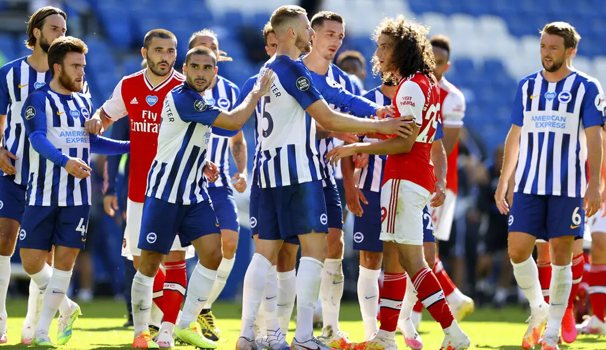 Pemain Brighton & Hove Albion bersitegang dengan pemain Arsenal pada laga Premier League di Stadion Falmer, Sabtu (20/6/2020). Arsenal kalah 1-2. (AP/Gareth Fuller)