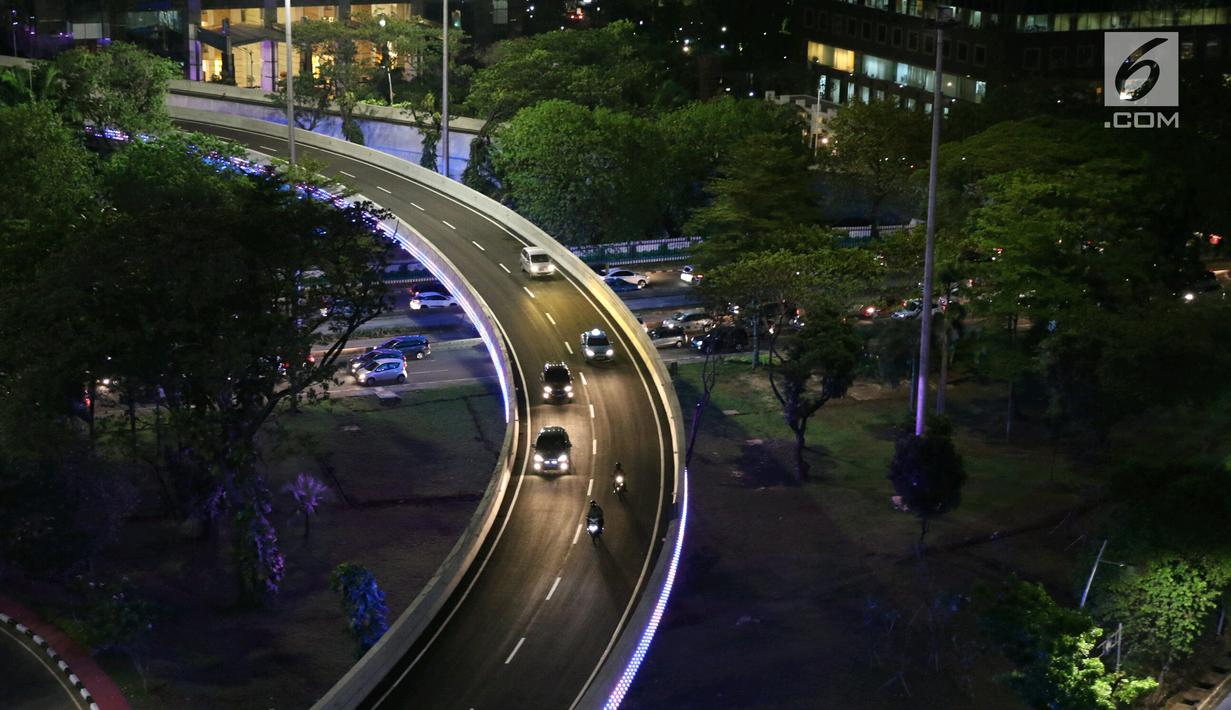 Sejumlah kendaraan melintasi Simpang Susun Semanggi di kawasan Semanggi, Jakarta, Jumat (28/7). Direncanakan Simpang Susun Semanggi akan diresmikan oleh Presiden Joko Widodo (Jokowi) pada 17 Agustus 2017 mendatang. (Liputan6.com/Angga Yuniar)