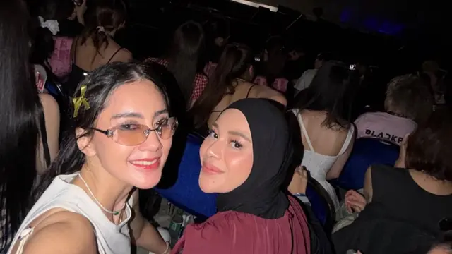 Aurel Hermansyah Nonton Konser Blackpink Singapura. [@andynlaila]