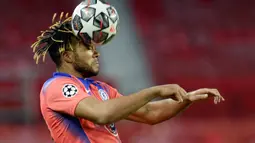 Pemain Chelsea, Reece James, menyundul bola saat melawan FC Porto pada laga Liga Champions di Stadion Ramon Sanchez Pizjuan, Kamis (8/4/2021). Chelsea menang dengan skor 2-0. (AFP/Cristina Quicler)