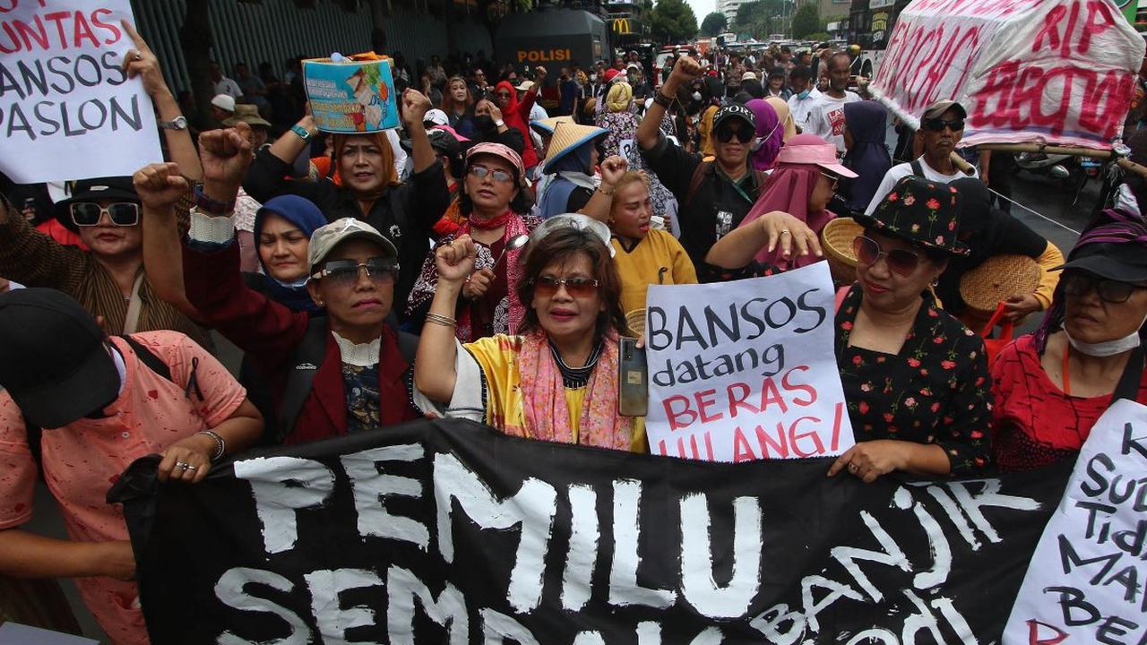 Sekelompok ibu-ibu atau emak-emak yang tergabung dalam&nbsp;Gerakan Keadilan Rakyat (GKR) melakukan longmarch menuju Gedung Bawaslu, Jakarta, Selasa (27/02/2024). Dalam aksinya, mereka mengkritisi kenaikan harga bahan pokok, terutama beras, setelah pelaks