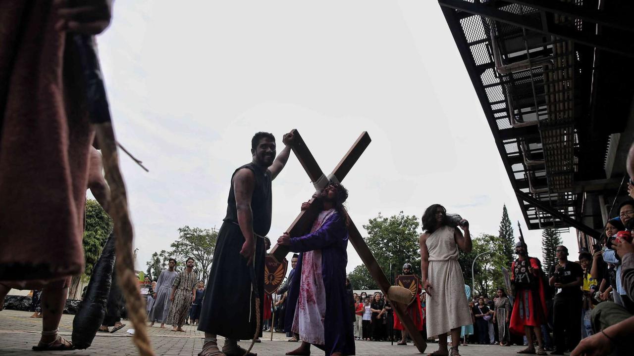 Drama penyaliban Yesus Kristus selama peringatan Jumat Agung
