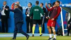  Cristiano Ronaldo bersama pelatihnya Fernando Santos mengintruksikan para pemain saat laga final Euro 2016 antara Portugal vs Prancis di Stade de France, Saint-Denis, Paris, Prancis, (10/7). Portugal menang 1-0 atas Prancis. (REUTERS/Michael Dalder)