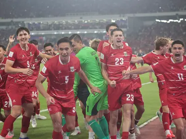 Pesepak bola Timnas Indonesia merayakan keberhasilan menjuarai FIFA ASEAN Cup 2026 setelah mengalahkan Thailand melalui adu penalti pada laga final di Stadion Utama Gelora Bung Karno (SUGBK), Jakarta, Senin (5/10/2026). Indonesia menang 4-2 dalam adu penalti setelah bermain imbang 2-2 hingga babak tambahan waktu.(KLY/Budy Santoso)