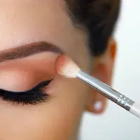 Ilustrasi memakai eyeshadow. (purewow.com)