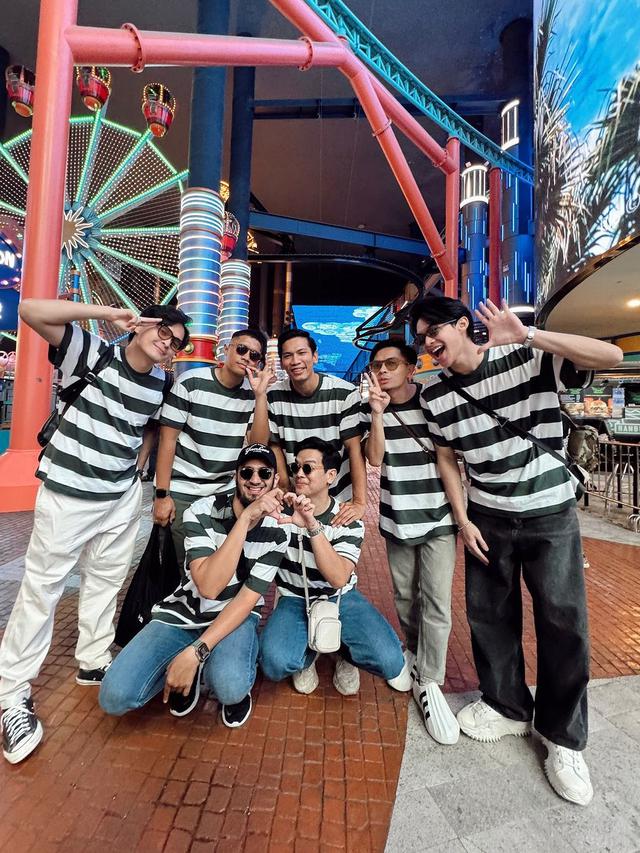 6 Potret Rey Mbayang dan Geng Diprank Istri Pakai Kaus Kembar, Bak Study Tour