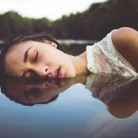 Sekarang kamu bisa memutuskan sendiri, mau langsung tidur saat rambut masih basah atau tidak. (Foto: wallpapers.wallhaven.cc)