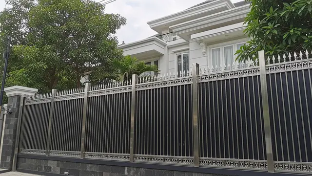 Pagar Besi Vertikal dengan Ujung Runcing