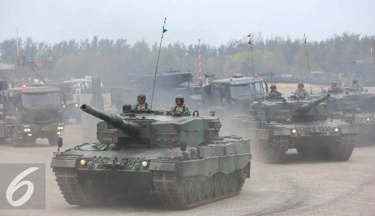 Iring iringan tank TNI saat peringatan HUT TNI ke-70 di Dermaga Indah Kiat, Cilegon, Banten, Senin (5/10/2015). HUT TNI Ke-70 ditandai atraksi tempur tiga matra TNI Angkata Darat, Laut dan Udara. (Liputan6.com/Faisal Fanani)