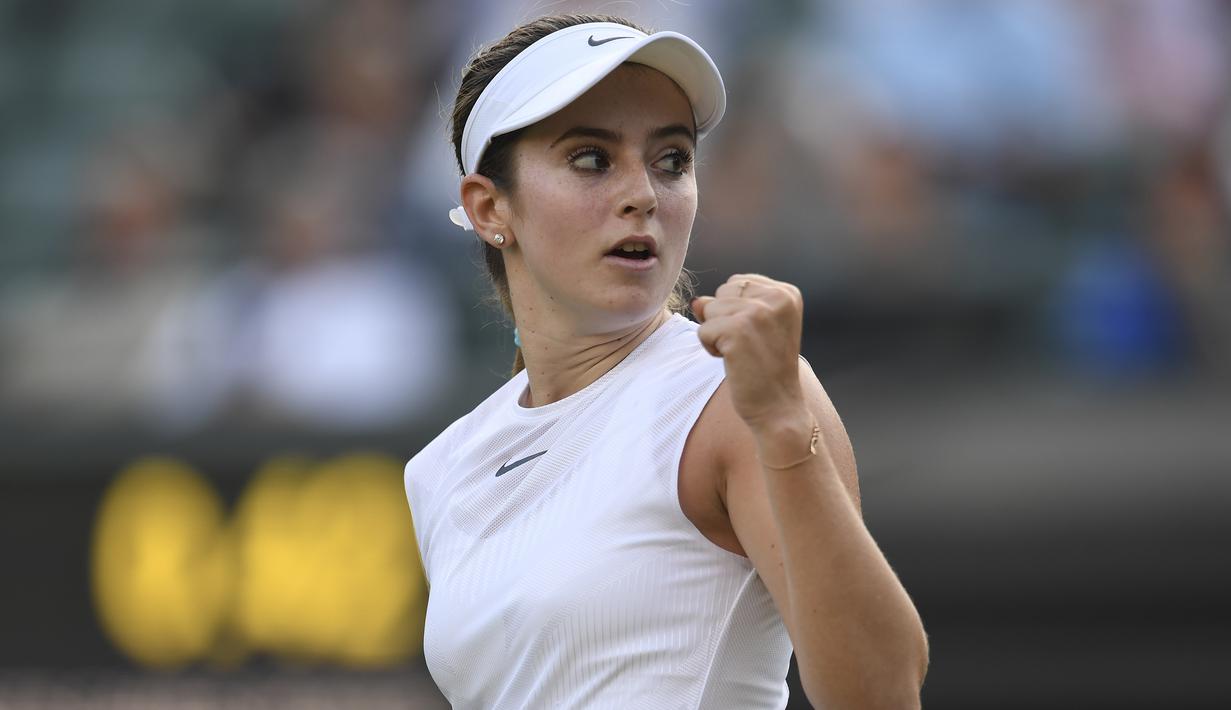 Ekspresi petenis Amerika Serikat, Catherine Bellis usai mengecoh petenis Belarusia, Victoria Azarenka pada laga tunggal putri di Wimbledon Tennis Championships 2017,  London, (3/7/2017). Bellis kalah 6-3, 2-6, 1-6.  (AFP/ Glyn Kirk)