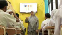 Ilustrasi seorang guru sedang mengajar di sebuah kelas menggunakan TUTUR. (Foto: Istimewa)