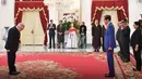 Presiden Jokowi menerima surat kepercayaan dari 11 Dubes Luar Biasa dan Berkuasa Penuh (LBBP), Jakarta, Rabu (4/4). Surat kepercayaan itu terdiri dari negara sahabat yang berkedudukan di dalam dan di luar Indonesia. (Liputan6.com/Pool/Biro Pers Setpres)