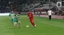 Pemain Persija Novri Setiawan (kanan) mencoba melewati pemain pemain Geylang International FC pada pertandingan persahabatan di SUGBK, Jakarta, Minggu (23/2/2020). Persija membungkam Geylang 3-1. (Liputan6.com/Angga Yuniar)