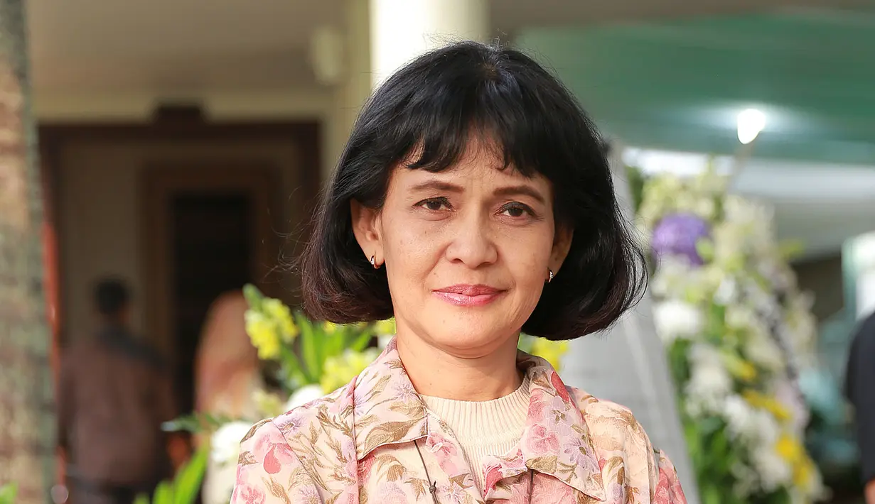 Tika Bisono, psikolog Indonesia yang mendatangi rumah duka tunjukan simpati atas meninggalnya pengacara senior Adnan Buyung Nasution. (Galih W. Satria/Bintang.com)