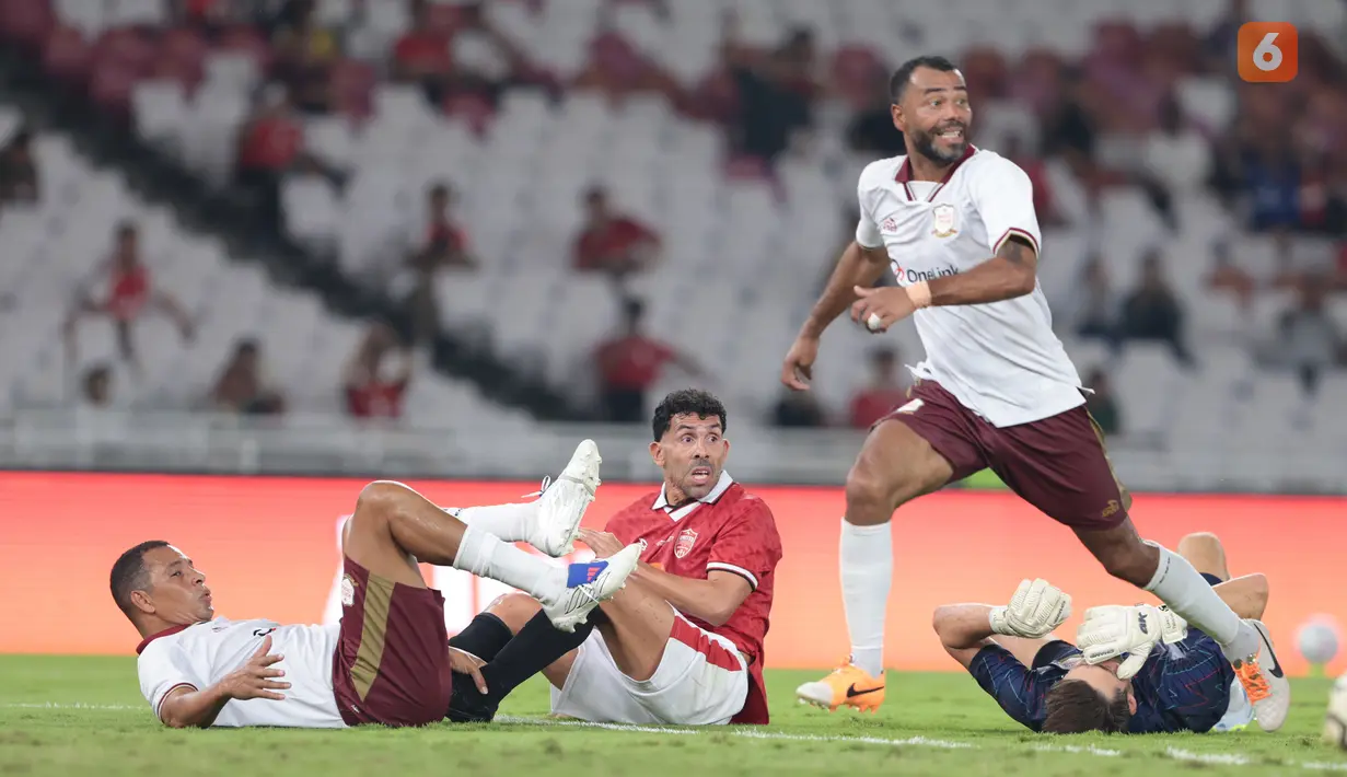 Carlos Tevez terjatuh saat berebut bola dengan pemain North London Legends dalam laga ekshibisi Champions Impact in Jakarta: The Rivalry Returns di Stadion Utama Gelora Bung Karno (SUGBK), Jakarta, Sabtu (10/10/2026). (KLY/Budy Santoso)