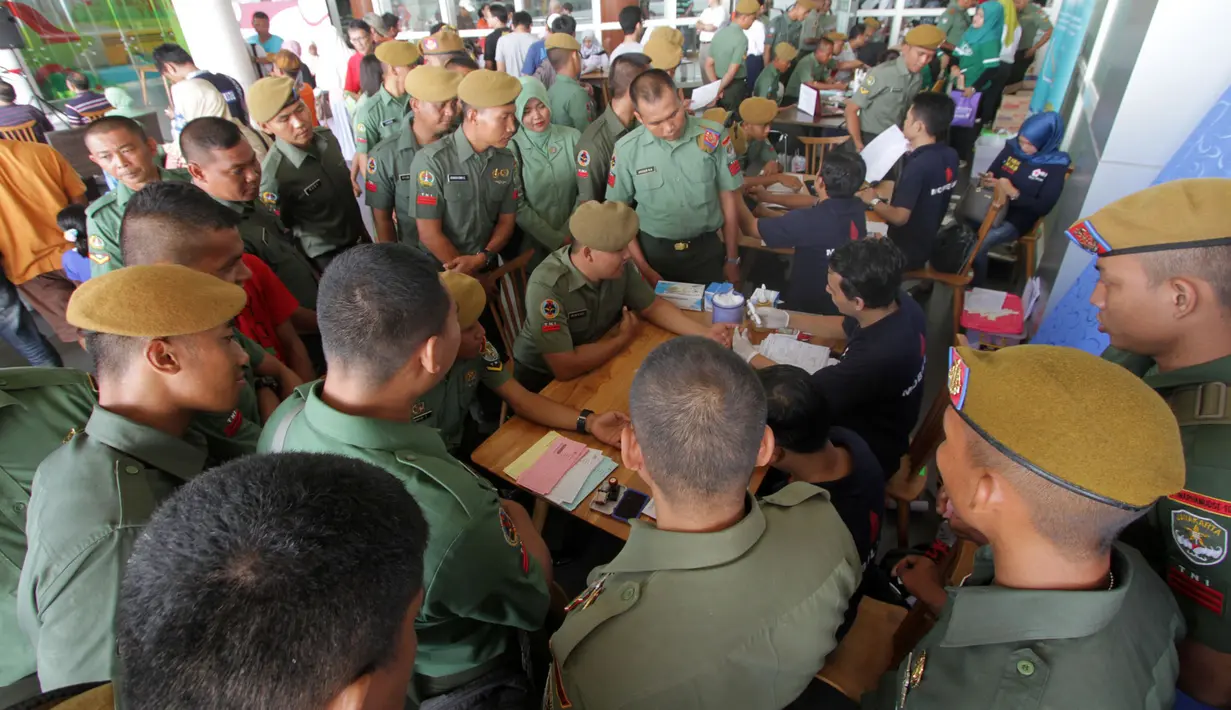 Ratusan masyarakat dan prajurit TNI Kodam jaya sedang mendonorkan darahnya di Tangerang Selatan, Banten, Minggu (21/8). Kegiatan tersebut dalam rangka HUT Pembangunan Jaya ke 55. (Liputan6.com)