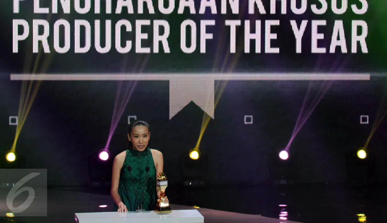 Frederica (Falcon Pictures) menyampaikan keterangan usai terpilih menjadi Produser of The Years pada Indonesian Box Office Movie Awards 2017 di Studio 6 Emtek City, Jakarta, Kamis (30/3). (Liputan6.com/Helmi Fithriansyah)