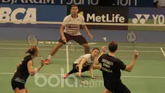Ganda campuran Indonesia, Praveen Jordan/Debby Susanto, melawan pasangan Denmark, Mathias Christiansen/Sara Thygesen, di Indonesia Open 2017 di JCC, Selasa (13/6/2017). Pasangan Indonesia takluk  21-15, 19-21, 11-21. (Bola.com/M Iqbal Ichsan)
