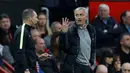 Pelatih Manchester United, Jose Mourinho, memprotes wasit cadangan pada laga melawan Burnley di Stadion Old Trafford, Sabtu (29/10/2016). (Action Images via Reuters/Carl Recine)