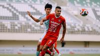 Striker Bali United, Boris Kopitovic, mencoba lepas dari pengawalan bek PSBS Biak saat kedua kesebelasan berhadapan di BRI Super League 2025/2026 di Stadion Maguwoharjo, Sleman, Senin (22/12/2025) malam WIB. (Bola.com/Dok. Bali United)