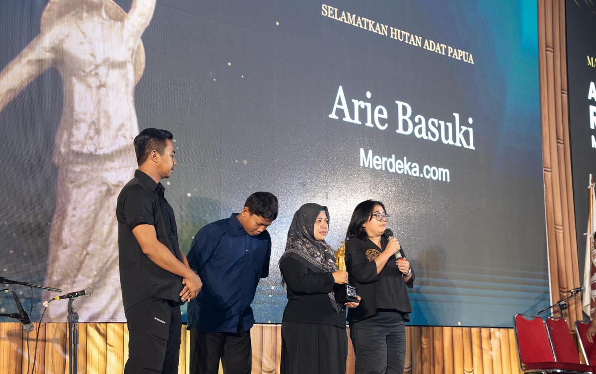 Foto “Selamatkan Hutan Adat Papua”, Arie Basuki Raih Penghargaan ARMA 2026