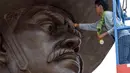 Pekerja membersihkan wajah patung Raja Taksin di Taman Ratchapakdi, Hua Hin, Thailand, Rabu  (5/8/2015). Taman dibangun untuk menghormati raja Thailand masa lalu dan para prajurit yang terletak di dekat Klai Kangwon Palace. (REUTERS/Athit Perawongmetha)
