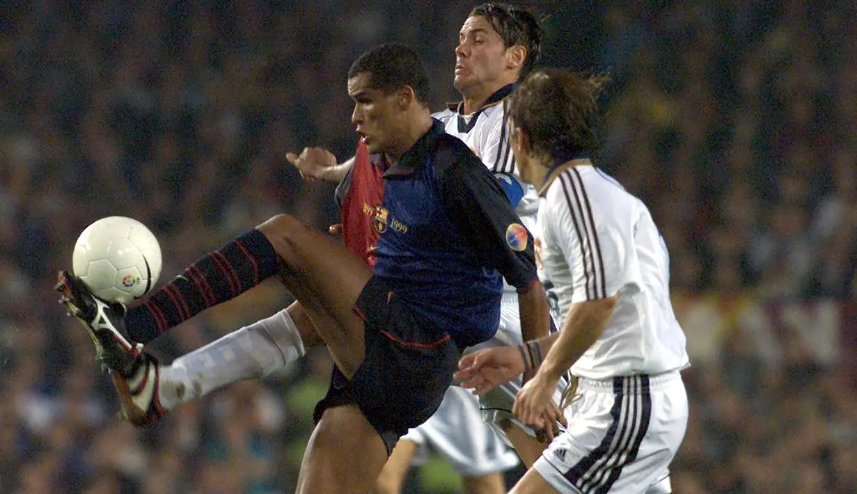 Rivaldo yang telah pensiun pada Agustus 2015 bersama Mogi Mirim pernah menjadi bagian Barcelona selama 5 musim mulai 1997/1998 hingga 2001/2002. Ia didatangkan Barcelona dari sesama klub Spanyol, Deportivo La Coruna pada awal musim 1997/1998 dengan nilai transfer 23,5 juta euro. Dua gelar La Liga sukses diraihnya pada dua musim pertamanya dan ia juga dianugerahi penghargaan pemain asing terbaik pada musim debutnya. Bersama Barcelona ia total tampil dalam 235 laga di semua kompetisi dengan torehan 130 gol dan 45 assist. (AFP/Christophe Simon)