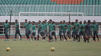 Suasana latihan Timnas Indonesia jelang melawan Vietnam dalam laga leg pertama semifinal Piala AFF 2016 di Stadion Pakansari, Bogor, Rabu (30/11/2016). (Bola.com/Arief Bagus)
