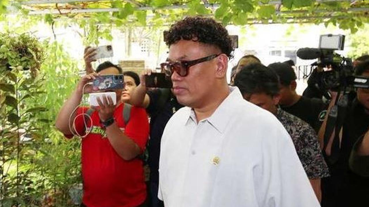 Ketegaran Uya Kuya Ditinggal Sang Ayah, Duduk Disamping Jenazah Sambil Menahan Air Mata Tanpa Bicara