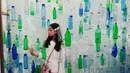 Kali ini, Nada tampil bergaya casual berpose di botol-botol plastik yang digantung. (Instagram/nada_tarina_putri).