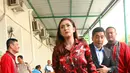 Nafa Urbach didampingi kuasa hukumnya usai mengahadiri sidang terkait pedofilia yang mengancam putrinya. Sidang berlangsung di Pengadilan Negeri Jakarta Selatan, Rabu (10/1). Meski telah memaafkan, sidang akan terus berlanjut. (Nurwahyunan/Bintang.com)