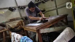 Pekerja menyelesaikan pembuatan batik betawi di industri rumahan kawasan Terogong, Jakarta Selatan, Selasa (2/8/2022). Usaha Mikro Kecil dan Menengah (UMKM) dinilai berperan penting sebagai critical engine dalam pemulihan perekonomian nasional dengan menggerakkan ekonomi rakyat hingga pada level terkecil. (Liputan6 com/Angga Yuniar)