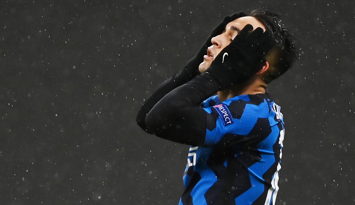 Striker Inter Milan, Lautaro Martinez, tampak kecewa usai bermain imbang melawan Shakhtar Donetsk pada laga Liga Champions di Stadion Giuseppe Meazza, Kamis (10/12/2020). Inter Milan gagal melaju ke babak 16 besar karena hanya menjadi juru kunci di grup B. (AFP/Marco Bertorello)