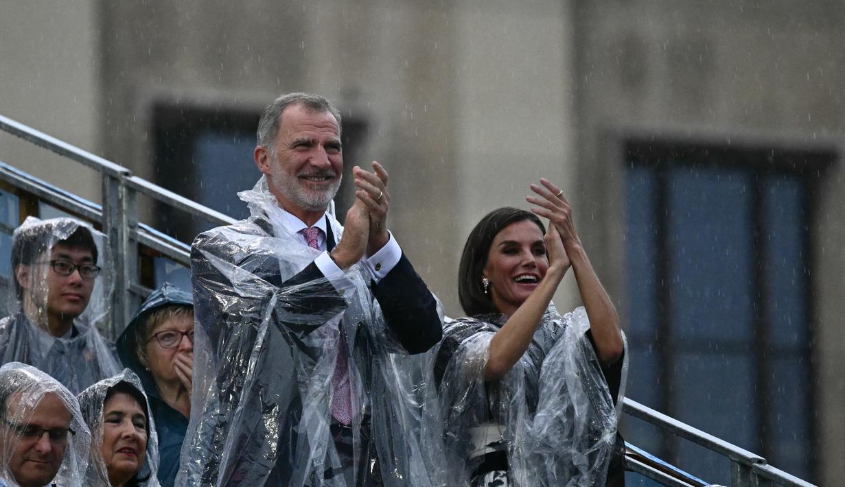 Raja Felipe VI dari Spanyol dan istrinya Ratu Letizia bertepuk tangan saat menghadiri upacara pembukaan Olimpiade Paris 2024, Kamis (26/7/2024). (Loic VENANCE / POOL / AFP)