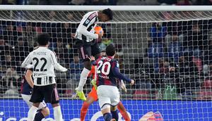 Juan Cabal dari Juventus mencetak gol ke gawang Bologna di Stadion Dallara di Bologna, Italia, Senin (15/12/2025) dini hari WIB dalam lanjutan Liga Italia 2025/2026. (Spada/LaPresse via AP)