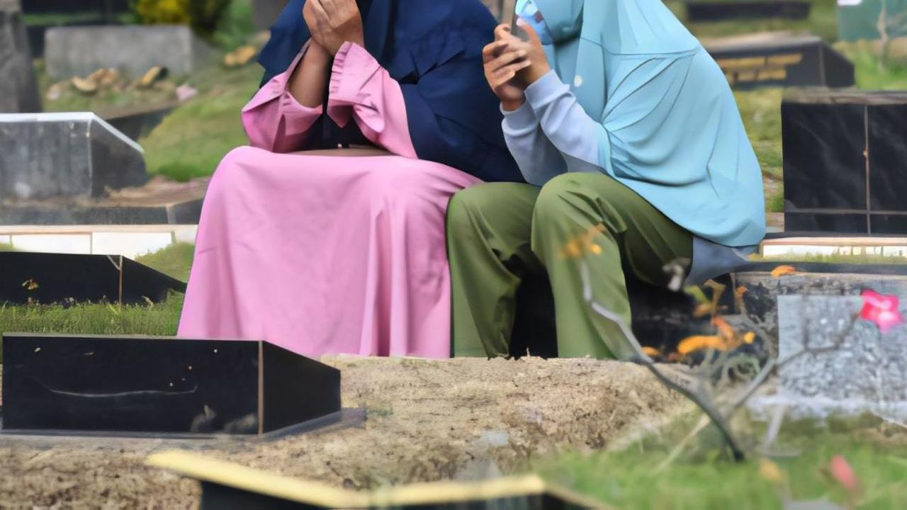 Di masa-masa ini, tempat pemakaman umum seringkali dipenuhi oleh para peziarah yang datang untuk mendoakan keluarga yang telah meninggal.